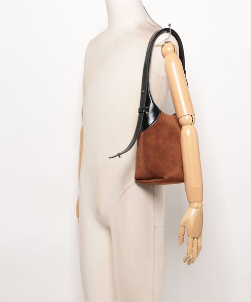 MARC JACOBS(マークジェイコブス)の「SCENE SMALL BUCKET IN SUEDE/シーン スモール バケット スエード(ショルダーバッグ・レディース・ブラウン・ONE SIZE)」の11枚目の写真