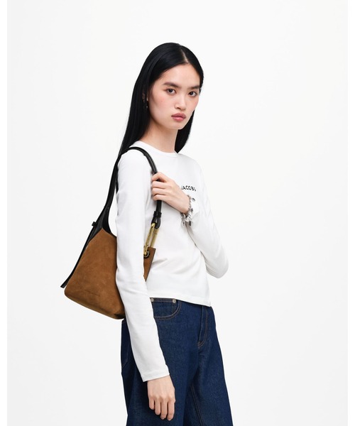 MARC JACOBS(マークジェイコブス)の「SCENE SMALL BUCKET IN SUEDE/シーン スモール バケット スエード(ショルダーバッグ・レディース・ブラウン・ONE SIZE)」の2枚目の写真