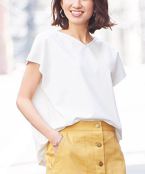 Pierrot（ピエロ）の「ポンチ素材Vネック フレンチスリーブトップス（Tシャツ/カットソー・レディース・ブラック/カーキ/ブラウン/ネイビー/オフホワイト/グレー/ブルー/ピンク/ベージュ・M/L）」の2枚目の写真