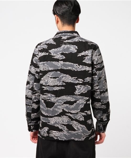 ジャケット・アウター A BATHING APE TIGER CAMO MILITARY SHIRT A BATHING APE（アベイシングエイプ）の「TIGER CAMO MILITARY SHIRT M