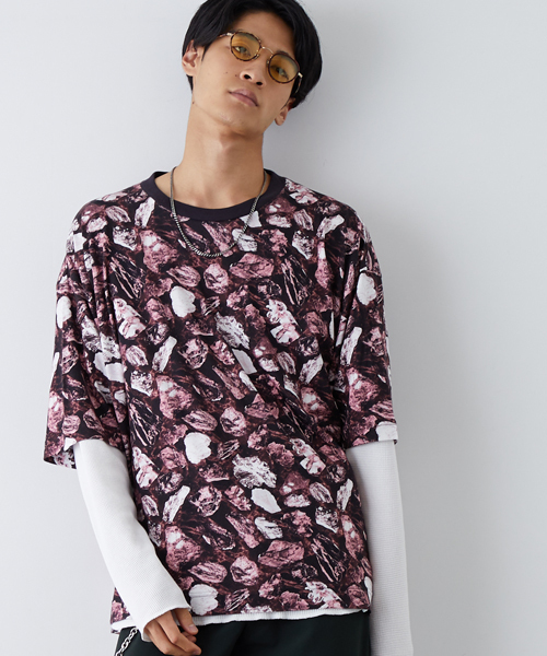 STUDIOUS(ステュディオス)の「ストーンプリントオーバーT(Tシャツ/カットソー・メンズ・ブラック/バーガンディー・1/2)」の2枚目の写真