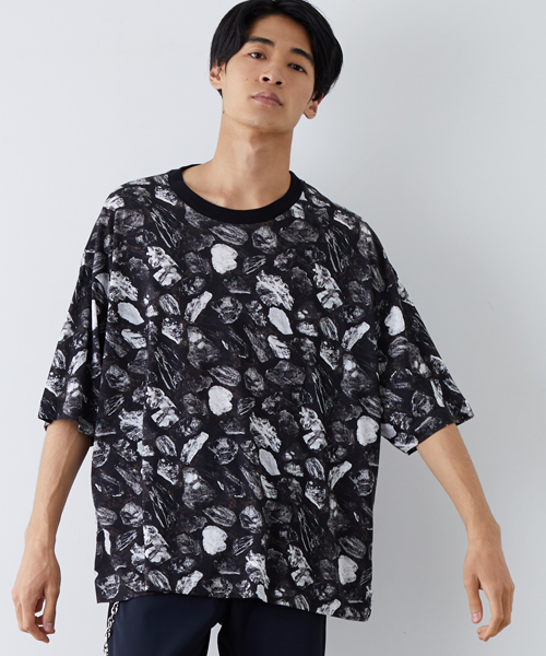 STUDIOUS(ステュディオス)の「ストーンプリントオーバーT(Tシャツ/カットソー・メンズ・ブラック/バーガンディー・1/2)」の1枚目の写真
