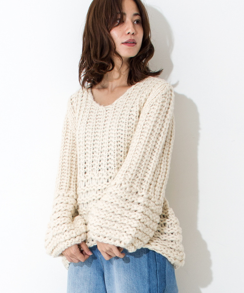 Furryrate（ファーリーレート）の「手編みビッグスリーブニットプルオーバー【ローゲージニット】（ニット/セーター・レディース・アイボリー/キャメル/ブルー・FREE）」の2枚目の写真