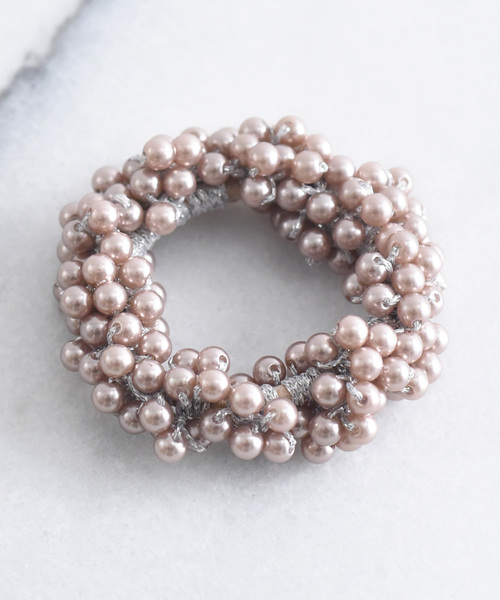 ma chere Cosette?(マシェールコゼット)の「パールじゃらヘアゴム(ヘアゴム・レディース・ブラック/ネイビー/ワイン/ゴールド/ブロンズ/ホワイト/アイボリー/グレー/ベージュ/ゴールド系その他/チョコ・FREE)」の6枚目の写真