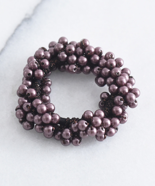 ma chere Cosette?(マシェールコゼット)の「パールじゃらヘアゴム(ヘアゴム・レディース・ブラック/ネイビー/ワイン/ゴールド/ブロンズ/ホワイト/アイボリー/グレー/ベージュ/ゴールド系その他/チョコ・FREE)」の5枚目の写真