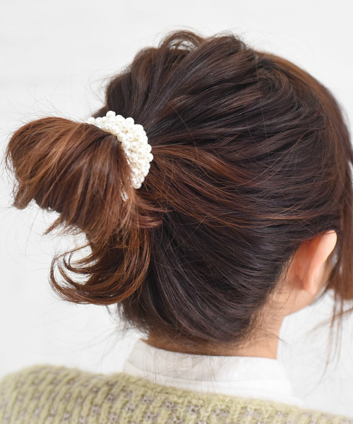 ma chere Cosette?(マシェールコゼット)の「パールじゃらヘアゴム(ヘアゴム・レディース・ブラック/ネイビー/ワイン/ゴールド/ブロンズ/ホワイト/アイボリー/グレー/ベージュ/ゴールド系その他/チョコ・FREE)」の2枚目の写真