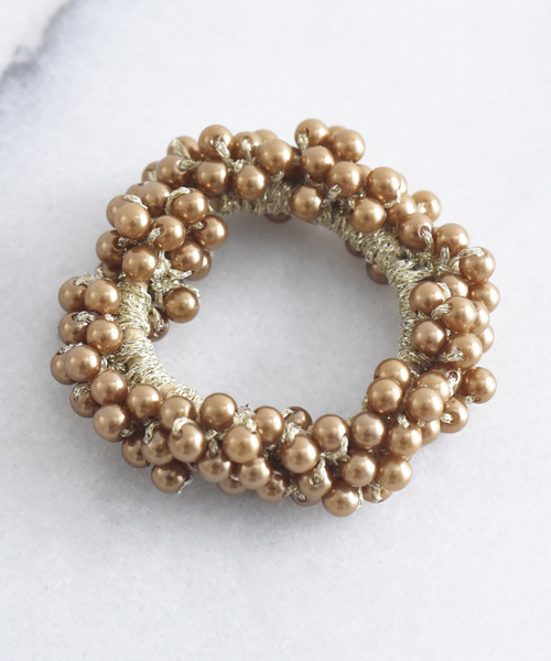 ma chere Cosette?(マシェールコゼット)の「パールじゃらヘアゴム(ヘアゴム・レディース・ブラック/ネイビー/ワイン/ゴールド/ブロンズ/ホワイト/アイボリー/グレー/ベージュ/ゴールド系その他/チョコ・FREE)」の9枚目の写真