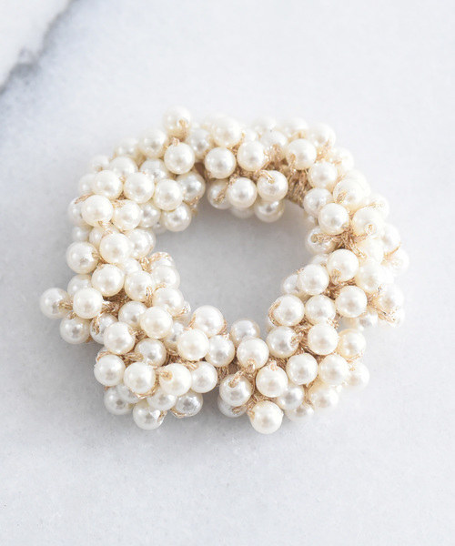 ma chere Cosette?(マシェールコゼット)の「パールじゃらヘアゴム(ヘアゴム・レディース・ブラック/ネイビー/ワイン/ゴールド/ブロンズ/ホワイト/アイボリー/グレー/ベージュ/ゴールド系その他/チョコ・FREE)」の3枚目の写真