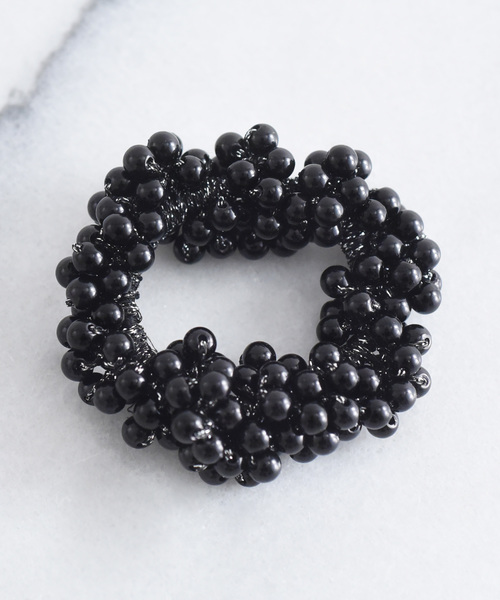 ma chere Cosette?(マシェールコゼット)の「パールじゃらヘアゴム(ヘアゴム・レディース・ブラック/ネイビー/ワイン/ゴールド/ブロンズ/ホワイト/アイボリー/グレー/ベージュ/ゴールド系その他/チョコ・FREE)」の1枚目の写真