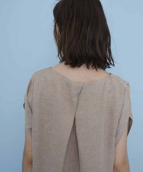 UNITED TOKYO（ユナイテッドトウキョウ）の「リネンライクタックブラウス（シャツ/ブラウス・レディース・ベージュ/グリーン/ネイビー・1）」の10枚目の写真