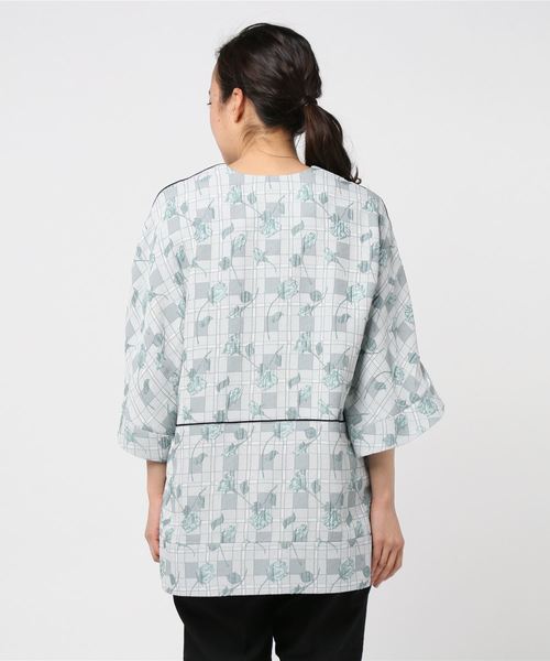 MAISON SPECIAL（メゾンスペシャル）の「フクレジャガードVネックトップス　【MAISON SPECIAL/メゾンスペシャル】（シャツ/ブラウス・レディース・ラベンダー/グリーン・FREE）」の4枚目の写真