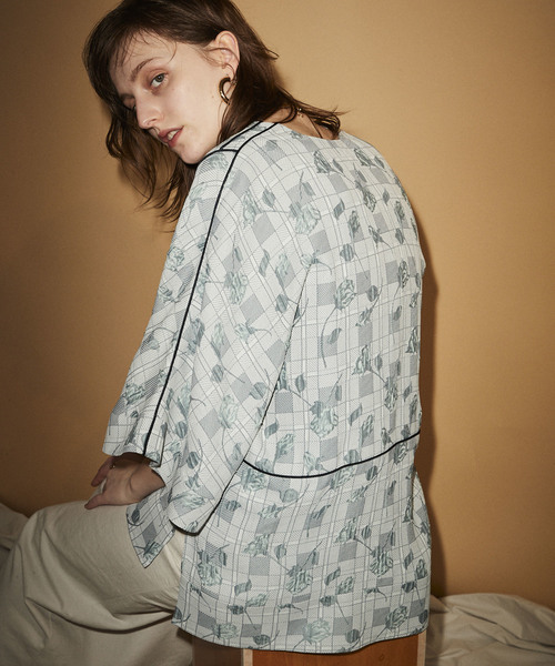 MAISON SPECIAL（メゾンスペシャル）の「フクレジャガードVネックトップス　【MAISON SPECIAL/メゾンスペシャル】（シャツ/ブラウス・レディース・ラベンダー/グリーン・FREE）」の8枚目の写真