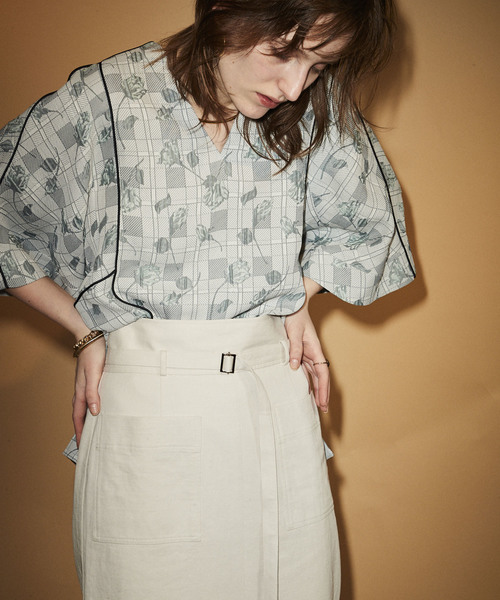 MAISON SPECIAL（メゾンスペシャル）の「フクレジャガードVネックトップス　【MAISON SPECIAL/メゾンスペシャル】（シャツ/ブラウス・レディース・ラベンダー/グリーン・FREE）」の9枚目の写真