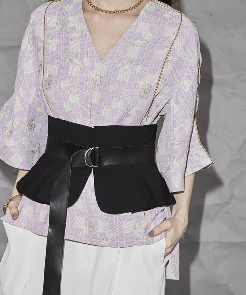 MAISON SPECIAL（メゾンスペシャル）の「フクレジャガードVネックトップス　【MAISON SPECIAL/メゾンスペシャル】（シャツ/ブラウス・レディース・ラベンダー/グリーン・FREE）」の11枚目の写真