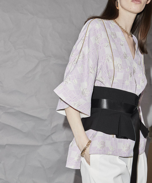 MAISON SPECIAL（メゾンスペシャル）の「フクレジャガードVネックトップス　【MAISON SPECIAL/メゾンスペシャル】（シャツ/ブラウス・レディース・ラベンダー/グリーン・FREE）」の12枚目の写真