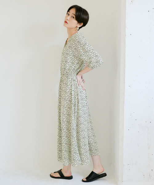 LOWRYS FARM（ローリーズファーム）の「ハナガラマエボタンワンピース　837143（ワンピース・レディース・オフホワイト/ブラック/ライトグレー/ブラウン・FREE）」の2枚目の写真