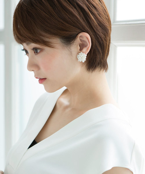 colleca la(コレカラ)の「グロッシーフラワーイヤリング(イヤリング・レディース・ホワイト/クリア・フリ-)」の6枚目の写真