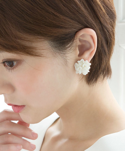 colleca la(コレカラ)の「グロッシーフラワーイヤリング(イヤリング・レディース・ホワイト/クリア・フリ-)」の11枚目の写真