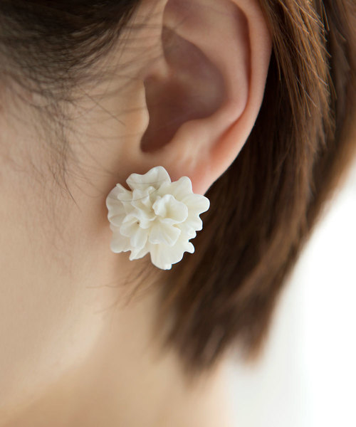 colleca la(コレカラ)の「グロッシーフラワーイヤリング(イヤリング・レディース・ホワイト/クリア・フリ-)」の4枚目の写真