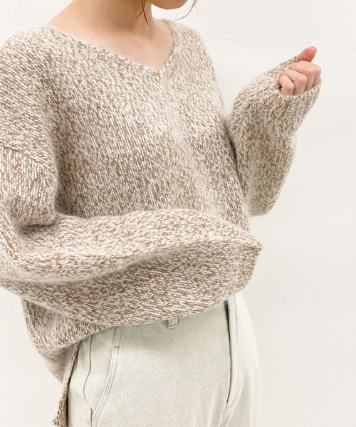 archives（アルシーヴ）の「Vネックニットプルオーバー（ニット/セーター・レディース・グリーン/モカ/ブルー/ベージュ・MEDIUM）」の2枚目の写真