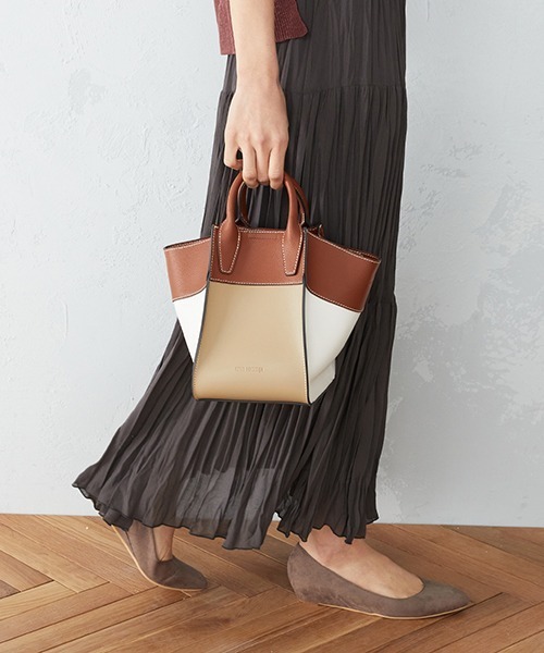 MONO　COMME CA（モノコムサ）の「２Wayバッグ（ハンドバッグ・レディース・ブラック/ベージュ/ブラウン・FREE）」の2枚目の写真