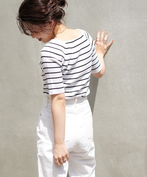 natural couture(ナチュラルクチュール)の「【WEB限定カラー有り】スクエアネックコンパクトニット(ニット/セーター・レディース・ブラック/オフホワイト/グリーン/その他1/その他2/レッド系その他/グレイッシュベージュ・FREE)」の1枚目の写真