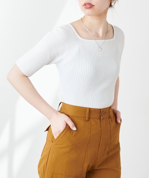 natural couture(ナチュラルクチュール)の「【WEB限定カラー有り】スクエアネックコンパクトニット(ニット/セーター・レディース・ブラック/オフホワイト/グリーン/その他1/その他2/レッド系その他/グレイッシュベージュ・FREE)」の2枚目の写真