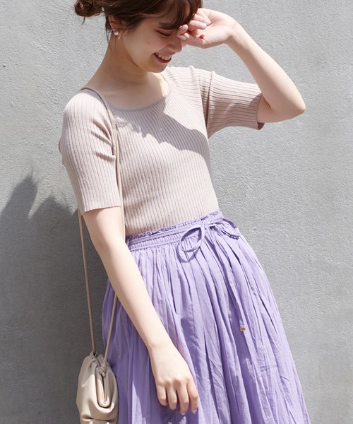 natural couture(ナチュラルクチュール)の「【WEB限定カラー有り】スクエアネックコンパクトニット(ニット/セーター・レディース・ブラック/オフホワイト/グリーン/その他1/その他2/レッド系その他/グレイッシュベージュ・FREE)」の4枚目の写真