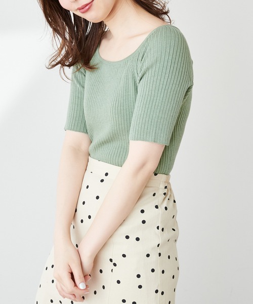 natural couture(ナチュラルクチュール)の「【WEB限定カラー有り】スクエアネックコンパクトニット(ニット/セーター・レディース・ブラック/オフホワイト/グリーン/その他1/その他2/レッド系その他/グレイッシュベージュ・FREE)」の5枚目の写真