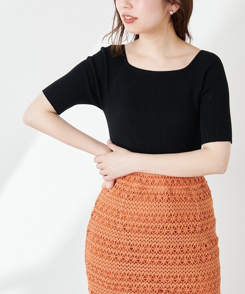 natural couture(ナチュラルクチュール)の「【WEB限定カラー有り】スクエアネックコンパクトニット(ニット/セーター・レディース・ブラック/オフホワイト/グリーン/その他1/その他2/レッド系その他/グレイッシュベージュ・FREE)」の15枚目の写真