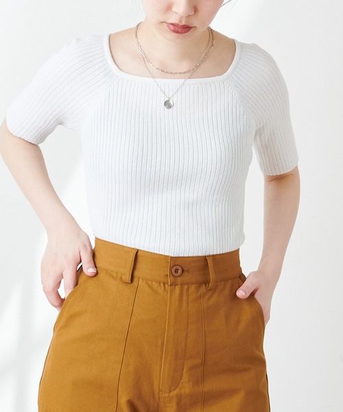 natural couture(ナチュラルクチュール)の「【WEB限定カラー有り】スクエアネックコンパクトニット(ニット/セーター・レディース・ブラック/オフホワイト/グリーン/その他1/その他2/レッド系その他/グレイッシュベージュ・FREE)」の8枚目の写真