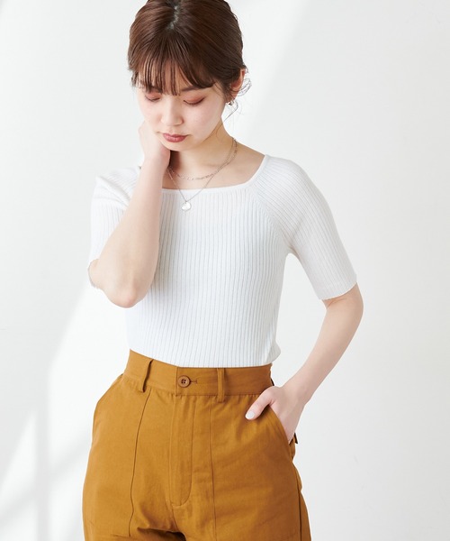 natural couture(ナチュラルクチュール)の「【WEB限定カラー有り】スクエアネックコンパクトニット(ニット/セーター・レディース・ブラック/オフホワイト/グリーン/その他1/その他2/レッド系その他/グレイッシュベージュ・FREE)」の10枚目の写真