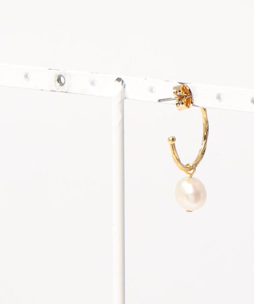 flower(フラワー)の「エデンパールピアス(ピアス(片耳用)・レディース・ゴールド・FREE)」の2枚目の写真