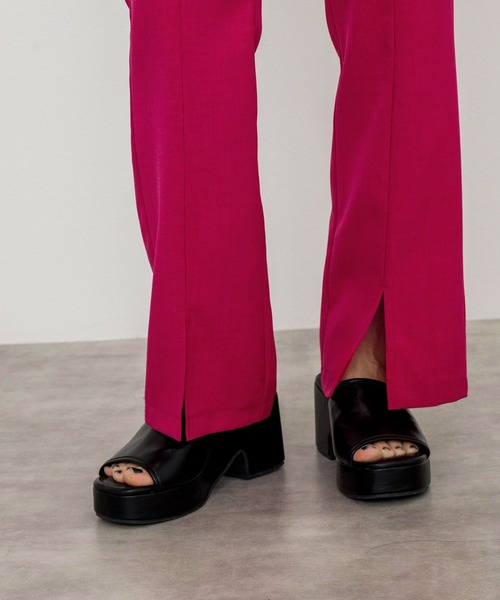 w closet（ダブルクローゼット）の「セミフレアスリットパンツ（スラックス・レディース・レッド/グリーン/パープル/カーキ/ブラック/ブラウン/ダークオレンジ・M/S）」の21枚目の写真