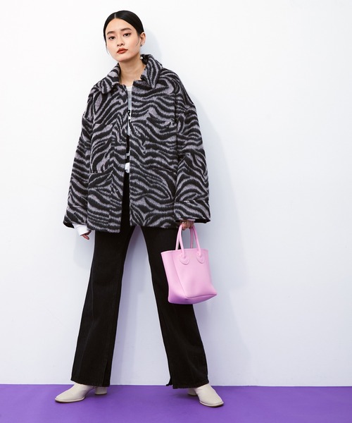 ADAM ET ROPE'(アダムエロペ)の「サイドスリットフレアデニム(デニムパンツ・レディース・ブラック/ホワイト系その他4・38/36/34)」の4枚目の写真