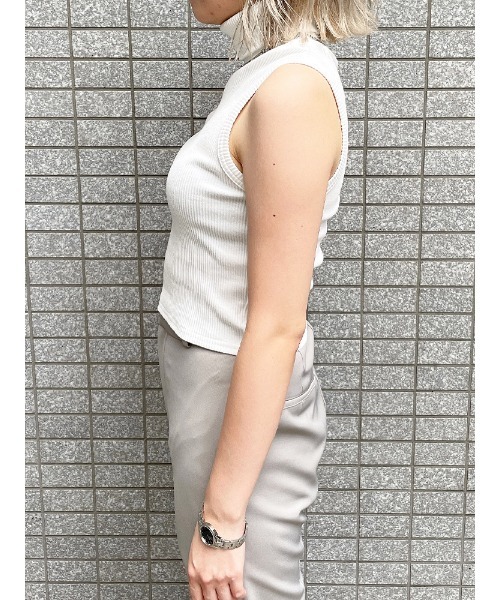 ENVYM（アンビー）の「ハイネックノースリーブＴＯＰＳ（Tシャツ/カットソー・レディース・ブラック/ホワイト・FREE）」の4枚目の写真