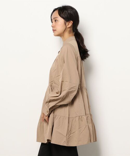 She's Closet（シーズクローゼット）の「Aラインフレア長袖ティアードチュニックブラウス（チュニック・レディース・ホワイト/ブラック/ダークグリーン/ベージュ・FREE）」の6枚目の写真