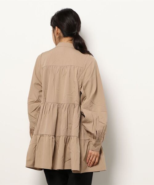 She's Closet（シーズクローゼット）の「Aラインフレア長袖ティアードチュニックブラウス（チュニック・レディース・ホワイト/ブラック/ダークグリーン/ベージュ・FREE）」の5枚目の写真