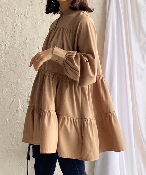 She's Closet（シーズクローゼット）の「Aラインフレア長袖ティアードチュニックブラウス（チュニック・レディース・ホワイト/ブラック/ダークグリーン/ベージュ・FREE）」の3枚目の写真