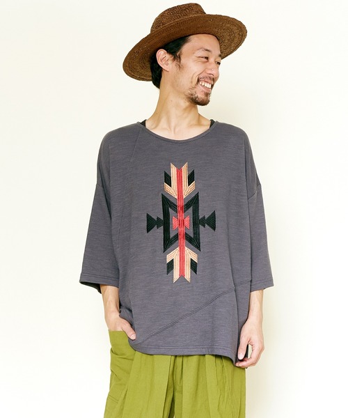 チャイハネ(チャイハネ)の「【チャイハネ】オルテガ柄刺繍メンズTシャツ(Tシャツ/カットソー・メンズ・ホワイト/ネイビー/グレー/イエロー・FREE)」の3枚目の写真