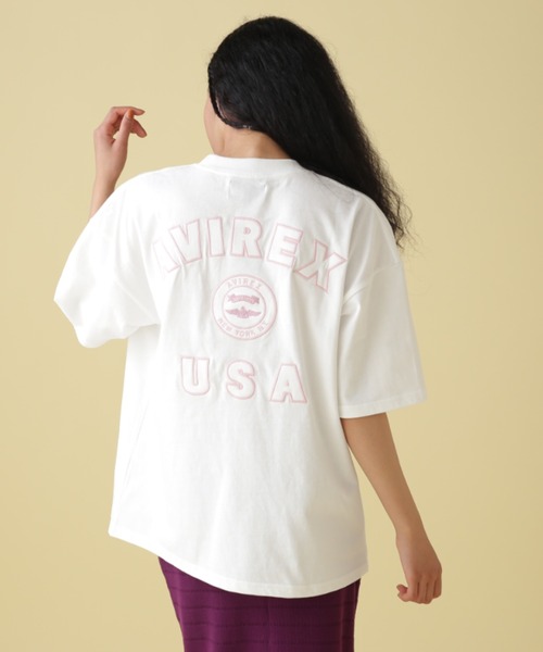 AVIREX（アヴィレックス）の「【直営店限定】VARSITY LOGO T-SHIRT/ バーシティーロゴティーシャツ（Tシャツ/カットソー・レディース・ブラック/ピンク/ホワイト系2/ダークグリーン系/ブラウン/グリーン/マスタード・F）」の2枚目の写真