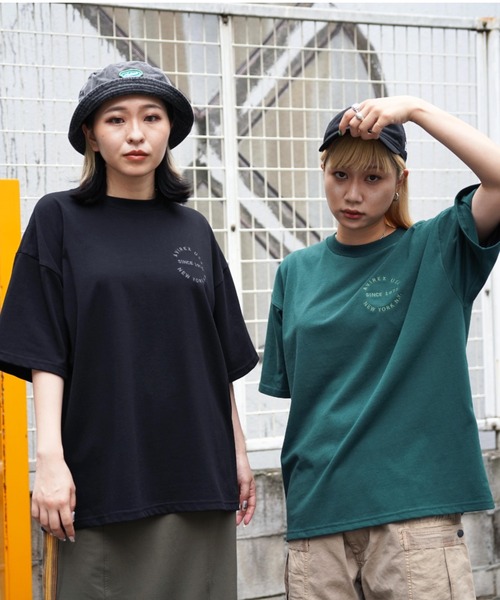 AVIREX（アヴィレックス）の「【直営店限定】VARSITY LOGO T-SHIRT/ バーシティーロゴティーシャツ（Tシャツ/カットソー・レディース・ブラック/ピンク/ホワイト系2/ダークグリーン系/ブラウン/グリーン/マスタード・F）」の5枚目の写真