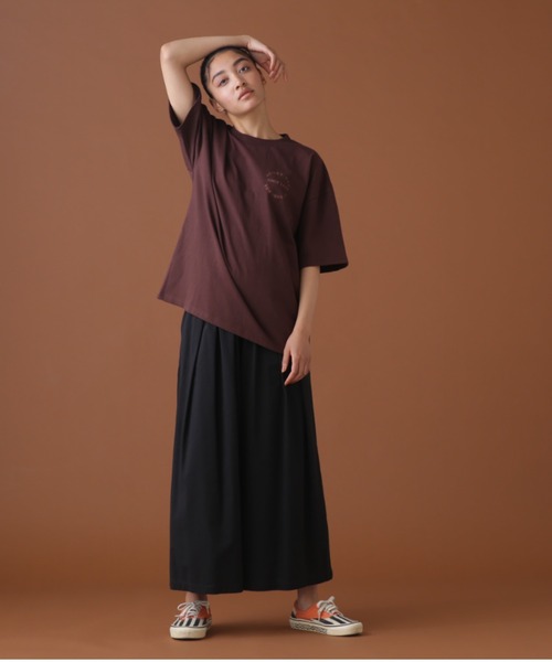 AVIREX（アヴィレックス）の「【直営店限定】VARSITY LOGO T-SHIRT/ バーシティーロゴティーシャツ（Tシャツ/カットソー・レディース・ブラック/ピンク/ホワイト系2/ダークグリーン系/ブラウン/グリーン/マスタード・F）」の22枚目の写真