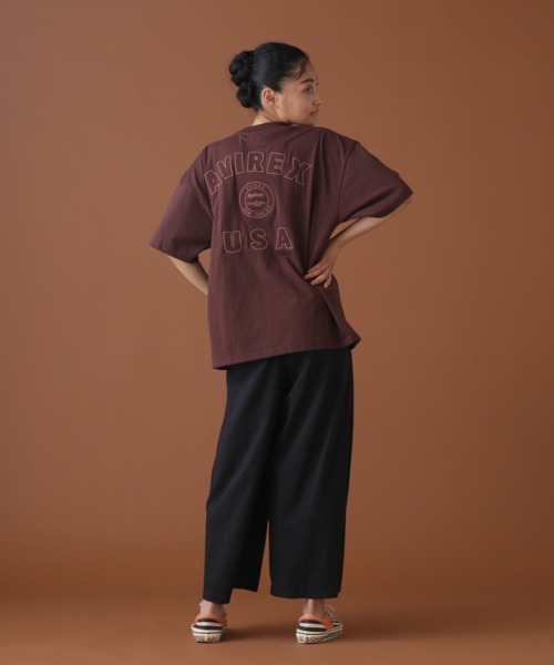 AVIREX（アヴィレックス）の「【直営店限定】VARSITY LOGO T-SHIRT/ バーシティーロゴティーシャツ（Tシャツ/カットソー・レディース・ブラック/ピンク/ホワイト系2/ダークグリーン系/ブラウン/グリーン/マスタード・F）」の21枚目の写真