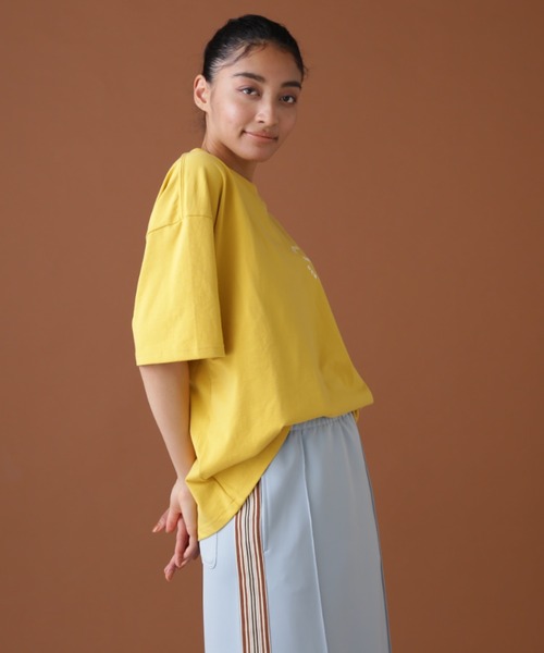 AVIREX（アヴィレックス）の「【直営店限定】VARSITY LOGO T-SHIRT/ バーシティーロゴティーシャツ（Tシャツ/カットソー・レディース・ブラック/ピンク/ホワイト系2/ダークグリーン系/ブラウン/グリーン/マスタード・F）」の19枚目の写真