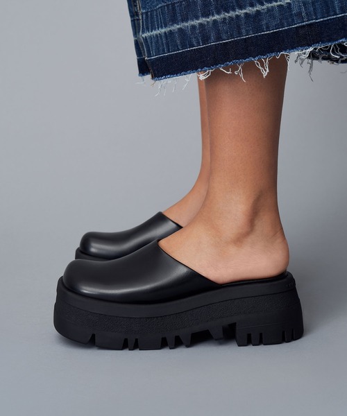 CHARLES & KEITH（チャールズ & キース）の「Rainier レーニア プラットフォームラウンドトゥミュール（サンダル・レディース・ブラック/オレンジ/イエロー・22.5cm/23cm/23.5cm/24.5cm/25cm/25.5cm）」の14枚目の写真