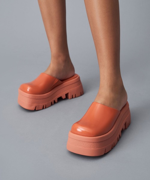 CHARLES & KEITH（チャールズ & キース）の「Rainier レーニア プラットフォームラウンドトゥミュール（サンダル・レディース・ブラック/オレンジ/イエロー・22.5cm/23cm/23.5cm/24.5cm/25cm/25.5cm）」の19枚目の写真