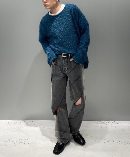 Chikashitsu +(チカシツプラス)の「【Chikashitsu +/チカシツプラス】screw stitch slit denim pants / デニム デニムパンツ 黒 デニム 黒 デニム 青(デニムパンツ・メンズ・ライトブルー/ブラック・L/M)」の2枚目の写真