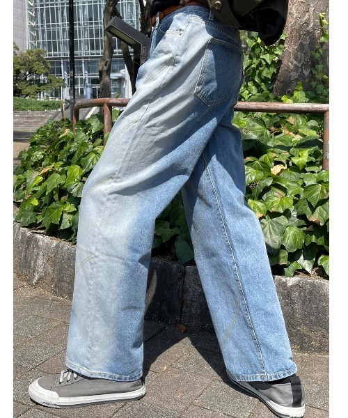 Chikashitsu +(チカシツプラス)の「【Chikashitsu +/チカシツプラス】screw stitch slit denim pants / デニム デニムパンツ 黒 デニム 黒 デニム 青(デニムパンツ・メンズ・ライトブルー/ブラック・L/M)」の7枚目の写真