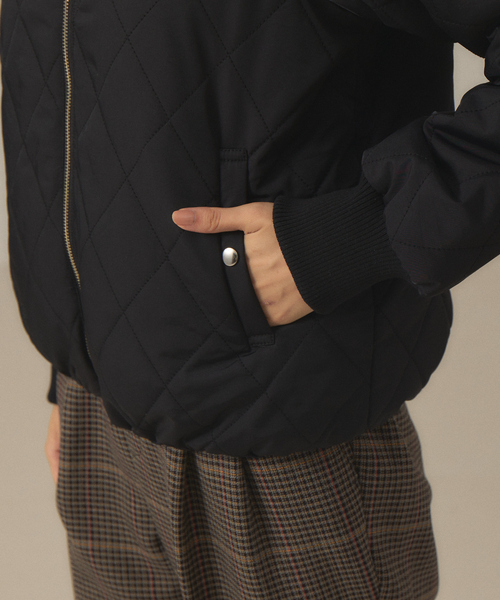 abahouse mavie(アバハウスマヴィ)の「リバーシブルキルトブルゾン(ブルゾン・レディース・ブラック/グレイッシュベージュ/ダークベージュ・フリー)」の5枚目の写真